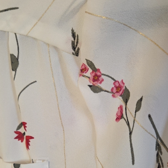 Gorgeous Floral White Zipper Blouse With Pockets - Picture 6 of 7